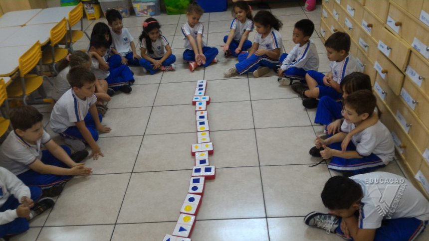 Por meio de jogo de dominó, crianças do Grupo IV do CEI Afasc Pingo de  Gente aprendem cores